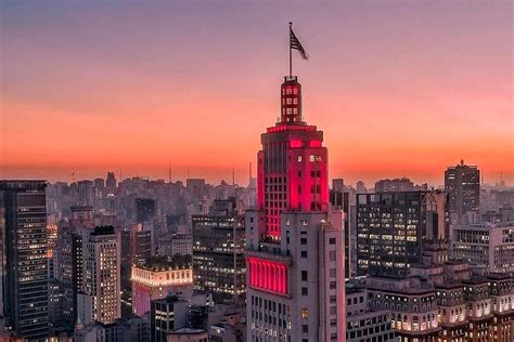 Le Farol Santander: Une Icone Art Déco Illuminant la Vie Nocturne de Santos!